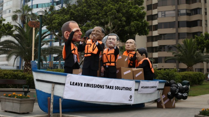 UN-Gipfel in Lima: Aktivisten haben angesichts der drohenden Klimakatastrophe einigen hochrangigen Politikern schon einmal ein Plätzchen im Rettungsboot organisiert.