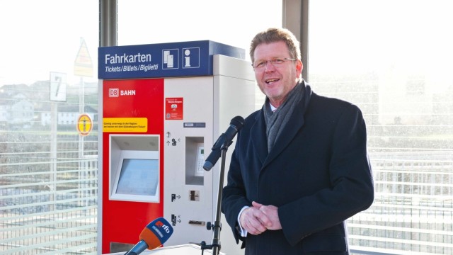 Modernisierter Bahnhof: Staatskanzleichef Marcel Huber bei der offiziellen Eröffnung.