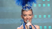 Kylie Minogue auf Tour: Einmal trägt sie königsblauen Federschmuck, der sie wie eine Kreuzung aus Truthahn und Osterhase in einem von Dagmar Berghoff moderierten Fernsehballett aussehen lässt.