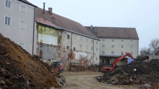 Markt Indersdorf: Neben der Baustelle türmen Bagger riesige Erdhügel auf. Archäologen suchen im Boden nach historischen Überresten.