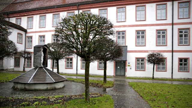 Kirche: Der Innenhof des Klosters Beuerberg soll für die Bürger zugänglich bleiben. Was im Kloster passieren wird - darüber denkt das Ordinariat nach.