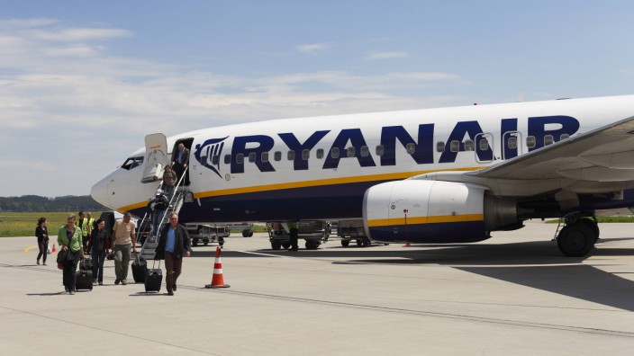 Umzugspläne von Ryanair: Passagiere verlassen eine Maschine der Fluggesellschaft Ryanair auf dem Flughafen in Memmingen - wie lange sie dort noch starten und landen, ist ungewiss.