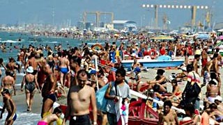 Studie: Deutsche mögen es gemütlich, Südländer treiben oft Sport am Strand.