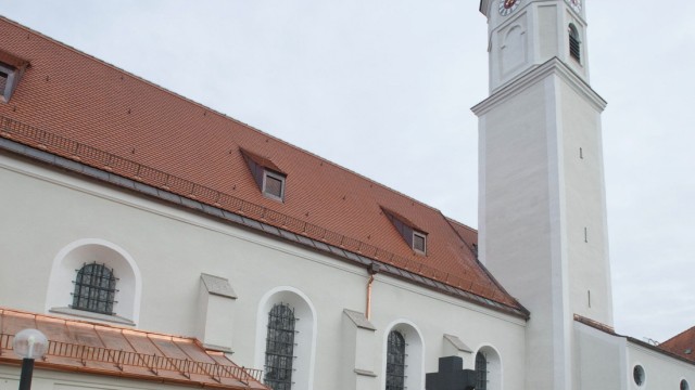 Pfarrkirche Steinhöring: Außen hui, innen pfui: Pfarrer Tivadar Jasura vor der Steinhöringer Pfarrkirche.