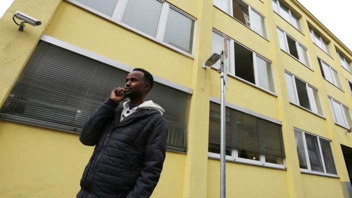Flüchtlingsunterkunft in München: Das Ankunftszentrum ist seit rund 25 Jahren Asylunterkunft. Es ist heruntergekommen und eng, sogar an Stühlen mangelt es.