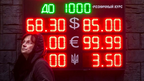 Absturz des Rubel: In vielen Geschäften standen Kunden auch nachts stundenlang an den Kassen, um noch zu alten Preisen einkaufen zu können. Eine Tafel zeigt die sich ständig ändernden Wechselkurse in Moskau.