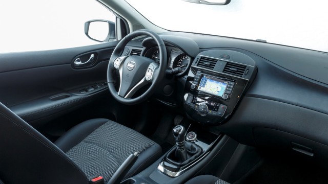 Das Cockpit des Nissan Pulsar.
