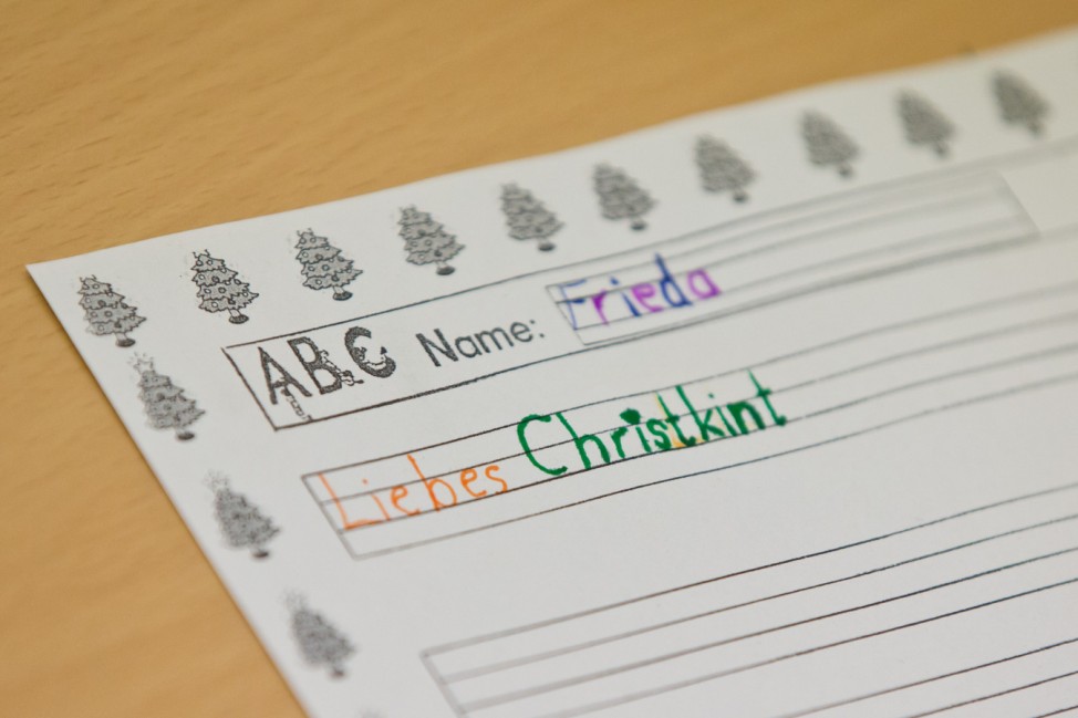 Kinder schreiben Wunschzettel ans Christkind