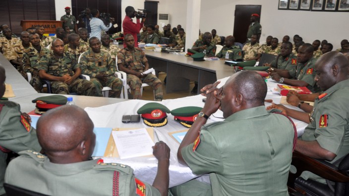 Todesurteile in Nigeria: Nigerianische Soldaten sitzen im Oktober dem Militärtribunal in der Hauptstadt Abuja gegenüber - jetzt fällte das Gericht viele Todesurteile.