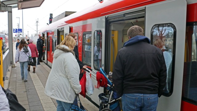 Neue S-Bahn-Strecke: Gut angenommen wird die neue S2 Altomünster. Vor allem im Berufs- und Schülerverkehr herrscht in den Zügen drangvolle Enge.