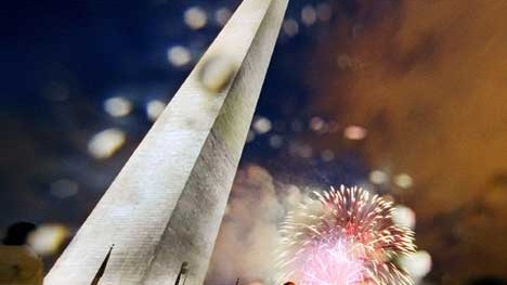 Independence Day in den USA: Feuerwerk im Regen verhangenen Washington.