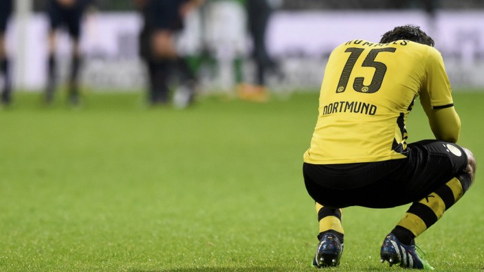 Borussia Dortmund's Hummels reacts while Werder Bremen's players celebrate after their German Bundesliga first division soccer match in Bremen