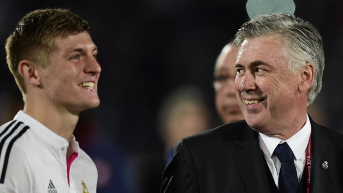 Fußball international: Toni Kroos (links) freut sich mit Reals Trainer Carlo Ancelotti über den Titel bei der Klub-WM