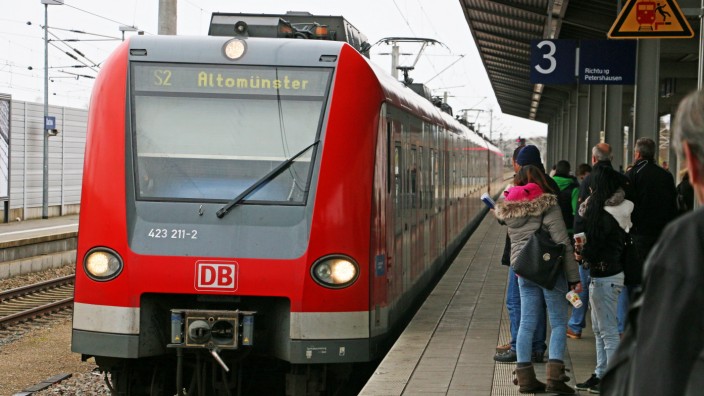 S-Bahn nach Altomünster: Wer im Berufsverkehr mit der S-Bahn nach Dachau fahren will, braucht manchmal ein wenig Geduld.