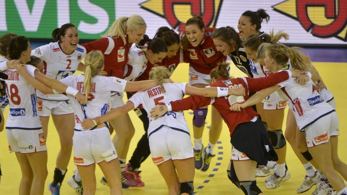 Europameisterschaft in Ungarn und Kroatien: Die Norwegerinnen feiern den EM-Titel im Handball.