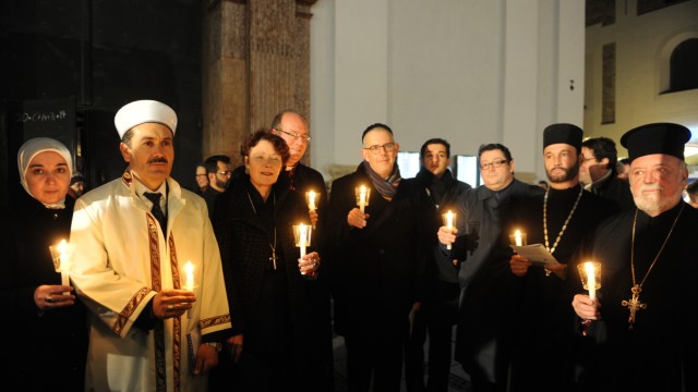 Sechs Fragen zu Pegida: Juden, Christen und Muslime beten am 17. November vor der Kirche St. Michael in München für den Frieden