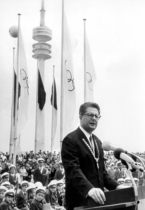 Hans-Jochen Vogel während der Ansprache zur Grundsteinlegung der Olympiabauten, 1969