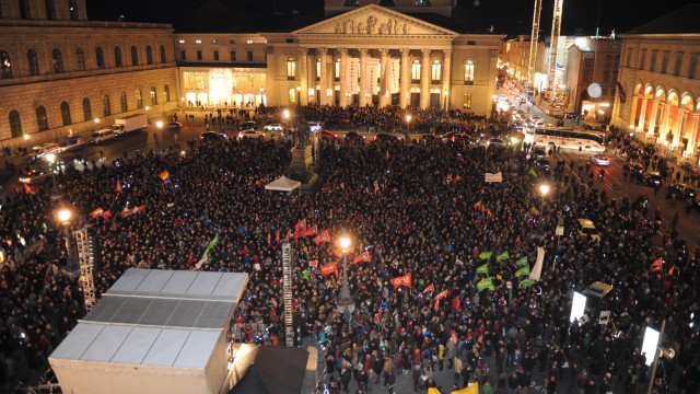 Anti-Pegida-Demo: Der Max-Joseph-Platz vor dem Nationaltheater in München, gefüllt mit Demonstranten.