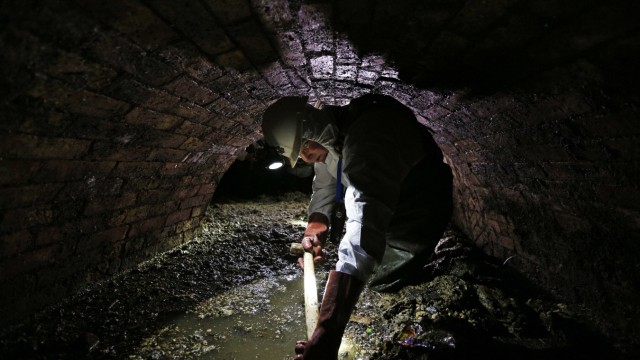 Londoner Kanalisation: Kniehoch stehen die Arbeiter in den stinkenden Abwässern.