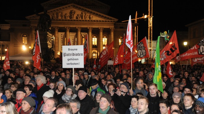 Anti-Pegida-Demo: In München sind mehr als 12 000 Bürger gegen Pegida auf die Straße gegangen.