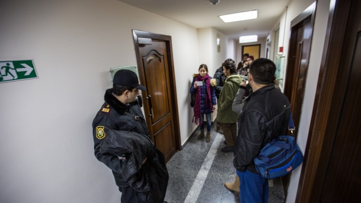 Aserbaidschan: Ein Polizist steht in den Redaktionsräumen von Radio Free Europe in Aserbaidschans Hauptstadt Baku.