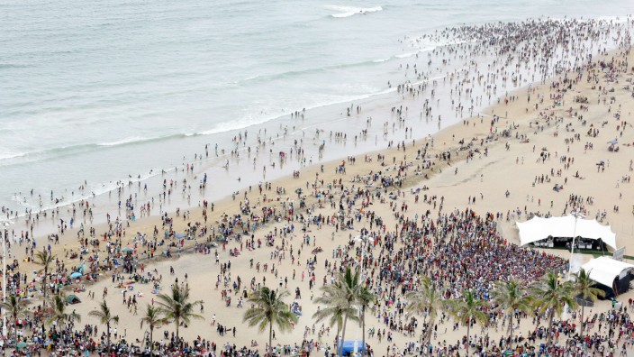 Südafrika: In der Nähe der suafrikanischen Stadt Durban hat eine riesige Welle 150 Menschen ins Meer gerissen.