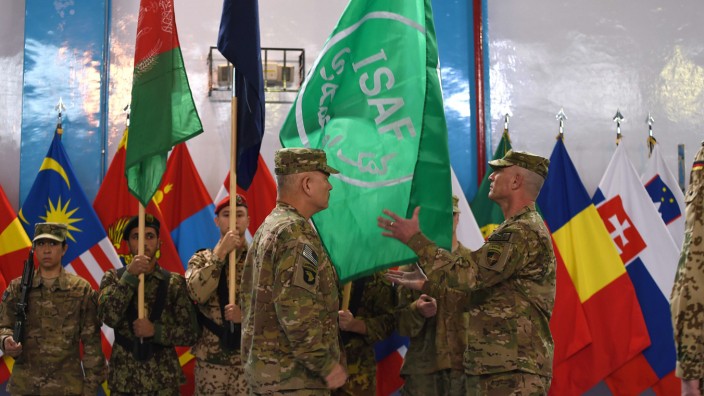 Zeremonie in Kabul: US-General John Campbell (4. v.li.) holt die Fahne Isaf ein während der Zeremonie in Kabul.