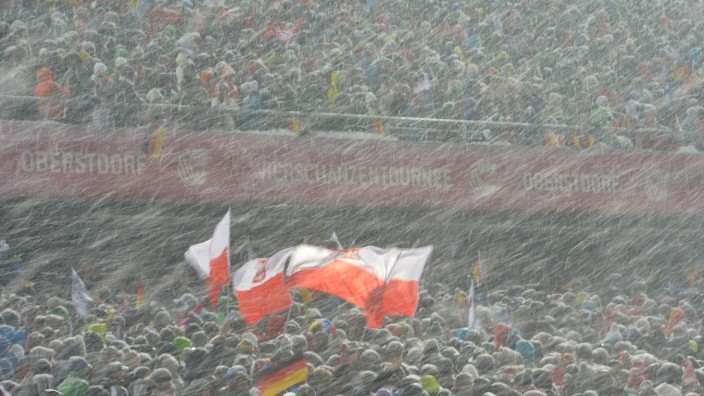 Vierschanzentournee in Oberstdorf: Die Zuschauer harrten im starken Schneefall aus - bis das Auftaktspringen für diesen Sonntag abgesagt wurde.