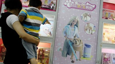 US-Spielzeugriese: Barbie-Puppen im Schaufenster eines Spielzeug-Geschäfts in Peking.