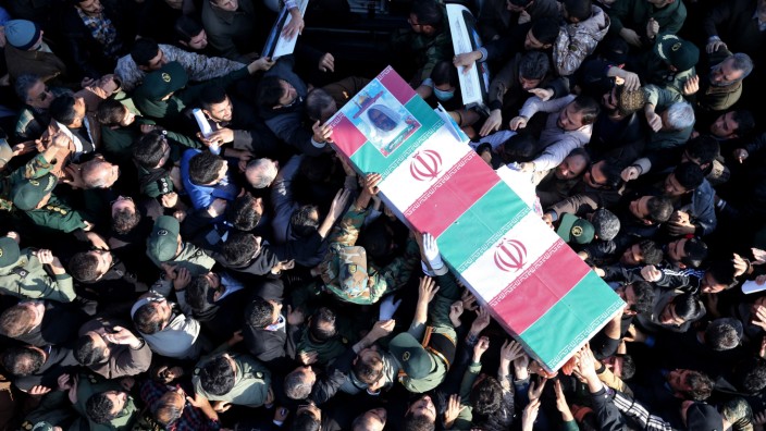 Kämpfe im Irak: "Märtyrer im Kampf gegen die Terroristen": Trauerfeier in Teheran für General Taghavi, den Kämpfer des IS im Irak getötet haben.