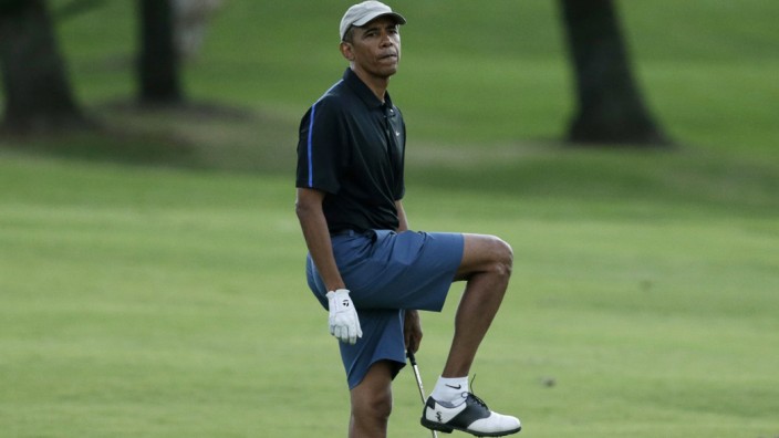 Obama uses body English at Mid-Pacific Country Club in Kailua during Hawaiian holiday vacation