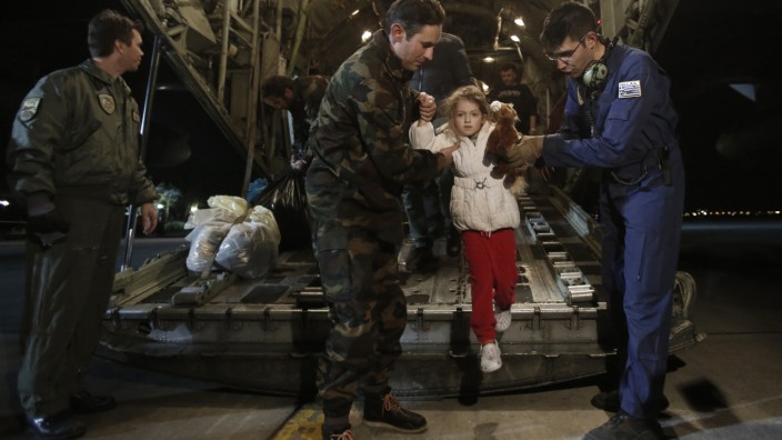 Fährunglück in der Adria: Die fünfjährige Serafina verlässt die Militärmaschine, die sie nach Griechenland zurückgeflogen hat.