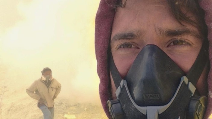 Arbeiten in der Todeszone: Selfie des Fotografen Kevin McElvaney im Krater des Vulkans Kawah Ijen