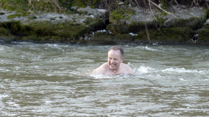 Eisschwimmen: Martin Beck übt sein Hobby, hier an der Isar bei Pullach, auch ganz allein aus.
