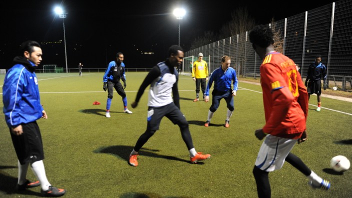 Integration von Asylbewerbern: "Es gibt viele, die etwas machen wollen": Beim FC Wacker München spielen Asylbewerber in integrativen Mannschaften Fußball.