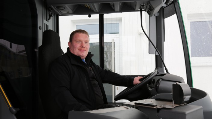 Busfahrer des Jahres: Busfahrer des Jahres im Landkreis Erding: Uwe Wiesner hinter dem Steuer seines Busses. Große, schwere Fahrzeuge sind seine Leidenschaft.
