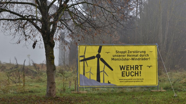 Berg/Schäftlarn: Protest, der Wind macht: Die Plakate gegen die vier Windräder, die auf Berger Flur aufgestellt werden sollen.