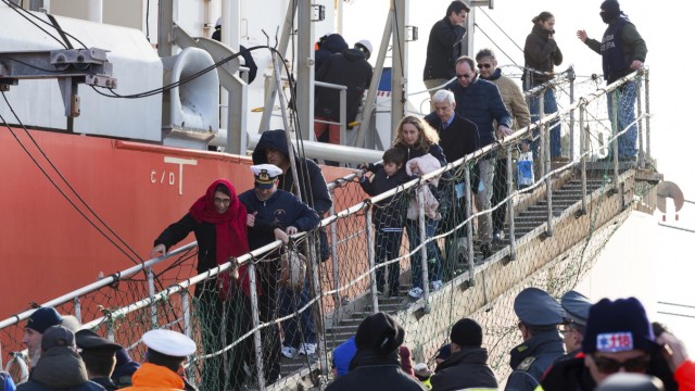 Havarierte "Norman Atlantic": Etwa 40 Gerettete gehen an Silvester im italienischen Taranto an Land.