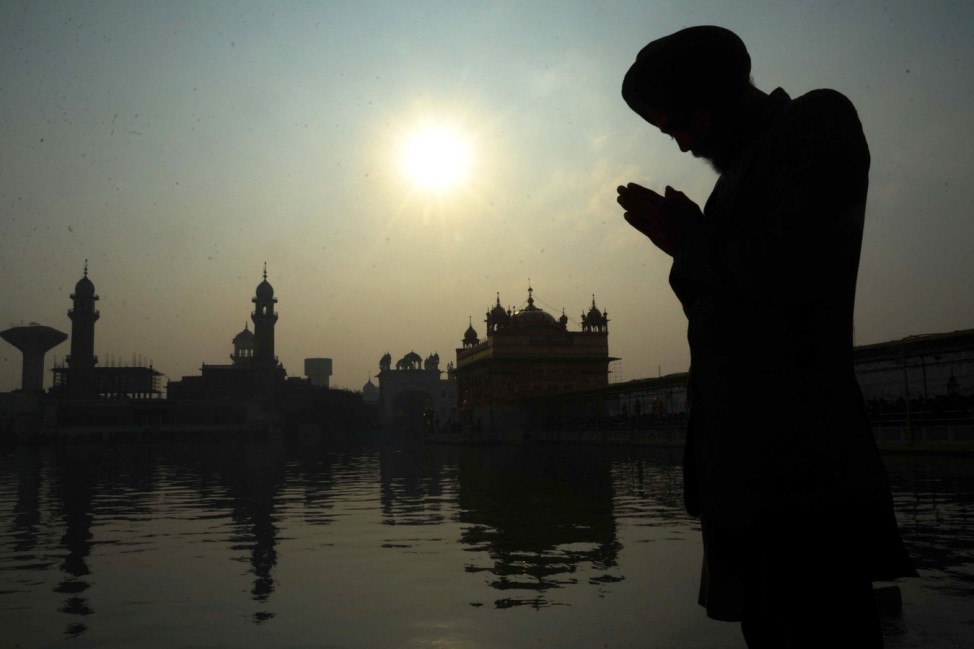 Betender Sikh vor dem Tempel von Amritsar, Indien