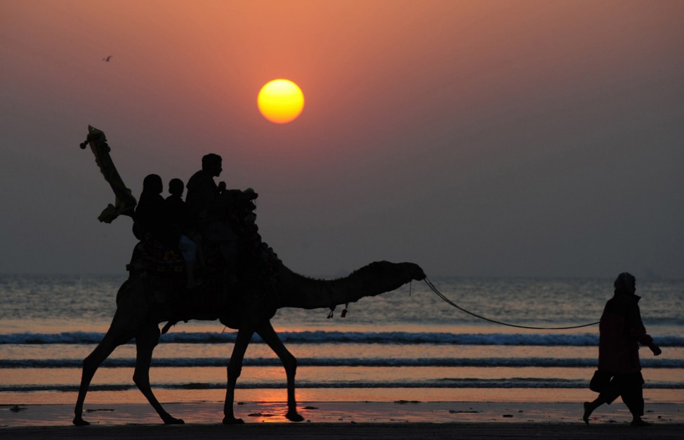 Touristen am Strand von Karatschi, Pakistan