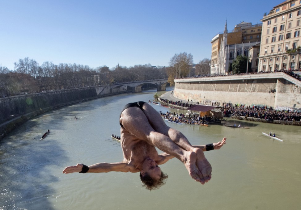 Marco Fois springt in Rom in den Tiber, Neujahr 2015