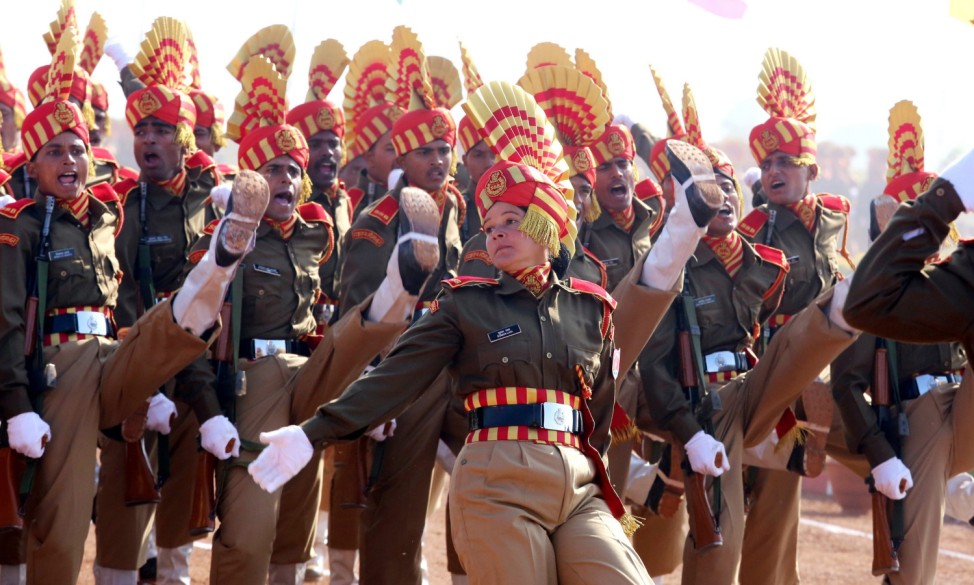 Polizei-Parade in der Nähe von Bhopal, Indien