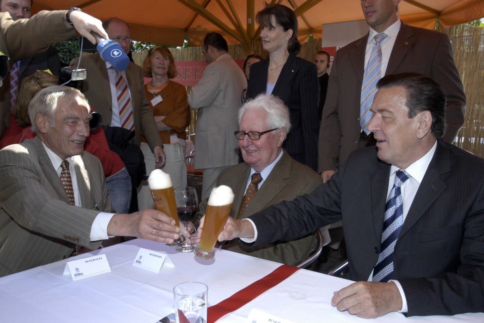 Gerhard Schröder trinkt in München Weissbier, 2005