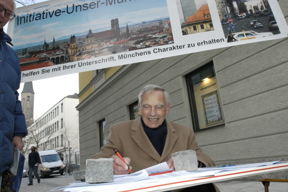 Ex-OB Georg Kronawitter am Info-Stand für das Anti-Hochhaus-Bürgerbegehren, 2004