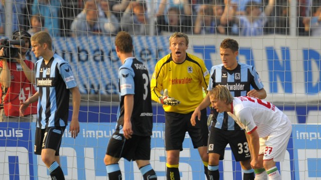 Fußball: ... oder als Profi 2009 im Zweitligaspiel mit dem TSV 1860 München gegen den FC Augsburg: Hofmann hält mit seiner Meinung nicht hinter dem Berg.