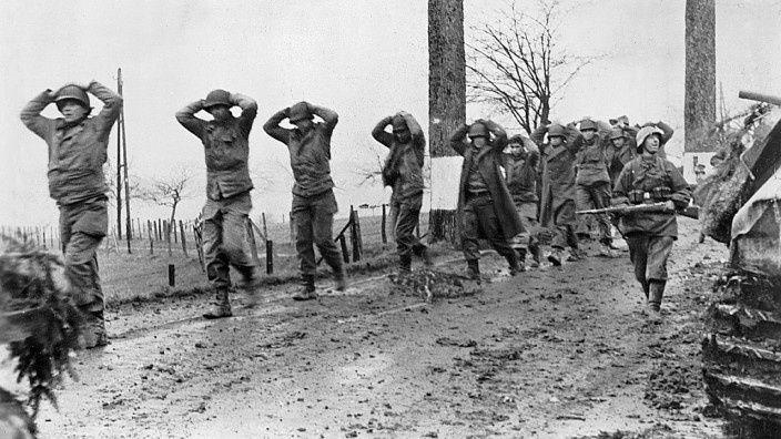 Deutscher Soldat bringt gefangene US-Soldaten nach hinten, 1945