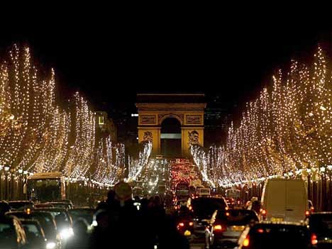 Champs Èlysées bei Nacht, dpa