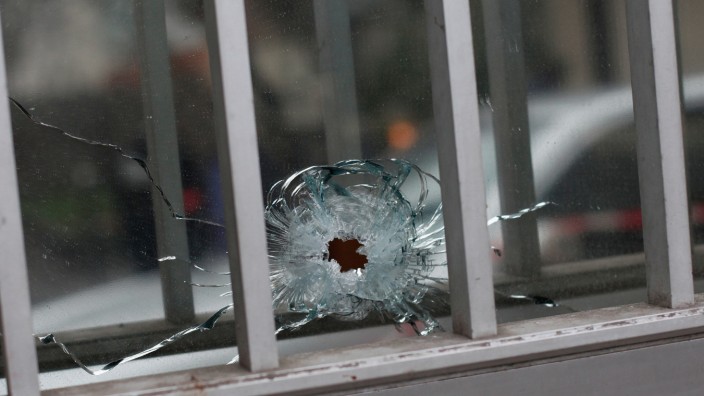 Überlebender schildert Anschlag: Ein Einschussloch im Gebäude neben der Redaktion von Charlie Hebdo.