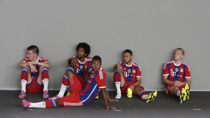 Transferpolitik: Warten auf Einsätze beim FC Bayern: Pierre Emile Höjbjerg, Julien Green, Rafinha und Sebastian Rode bei der Geduldsübung für das Mannschaftsfoto.