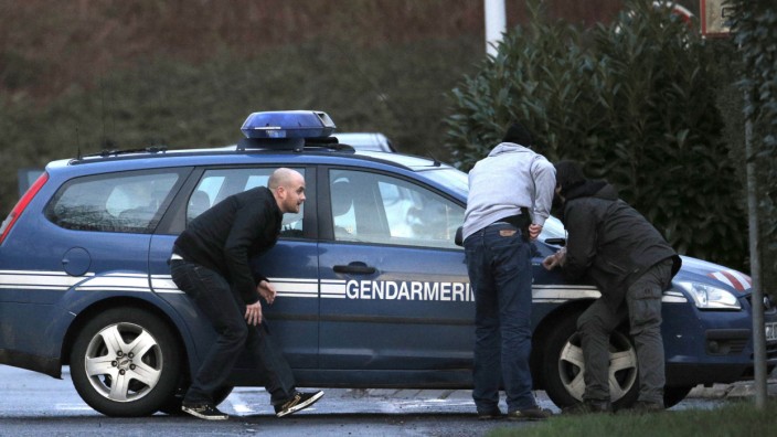 Polizisten in Dammartin-en-Goele in Paris